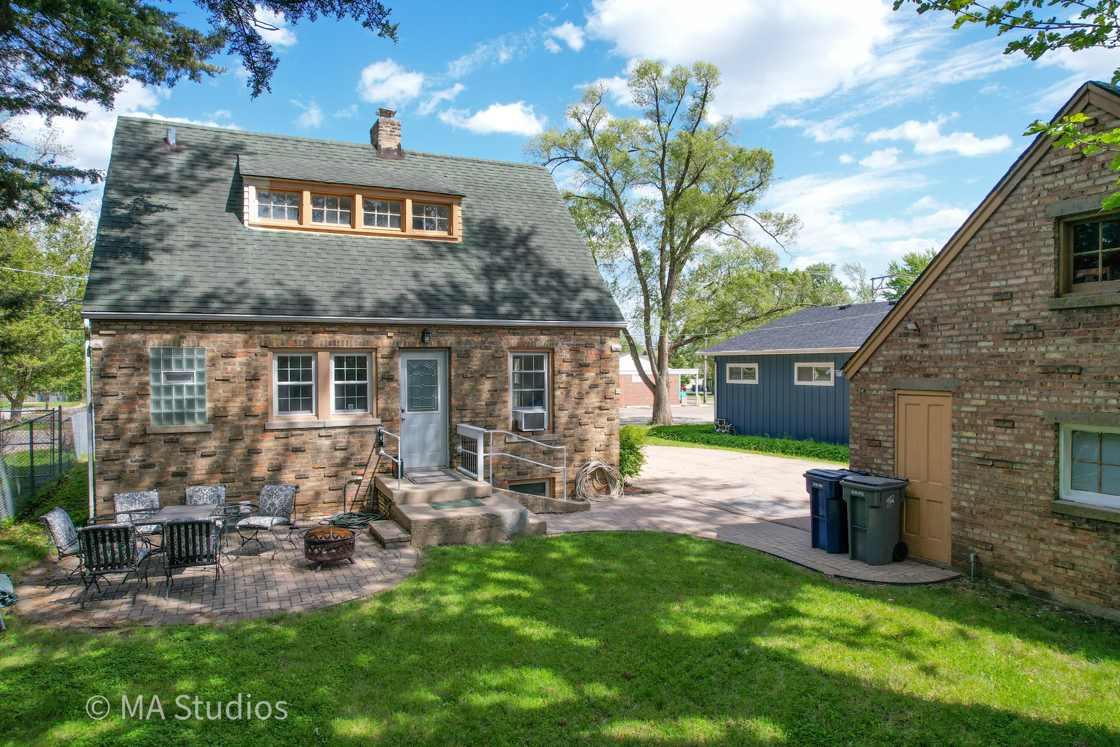 216 Wilcox Avenue, Elgin, IL 60123