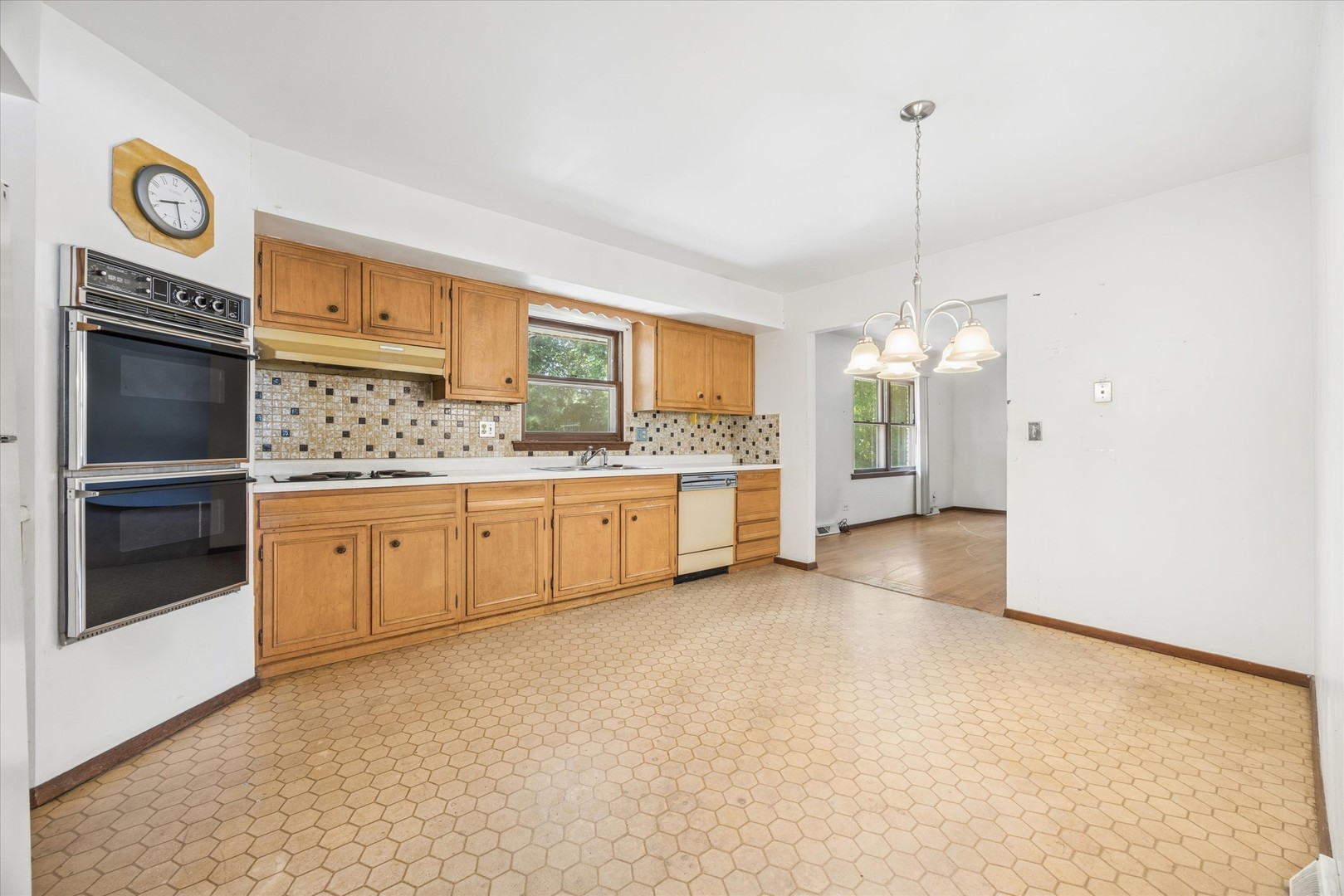 27W641 Holly Court, West Chicago, IL 60185