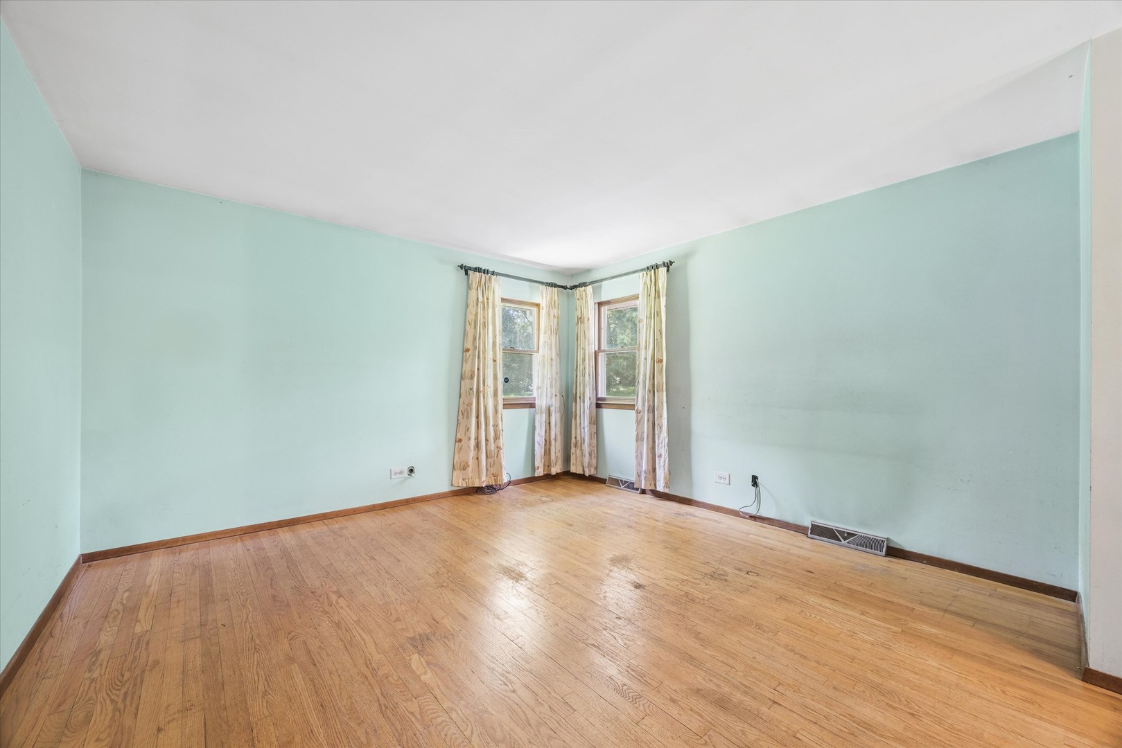 27W641 Holly Court, West Chicago, IL 60185
