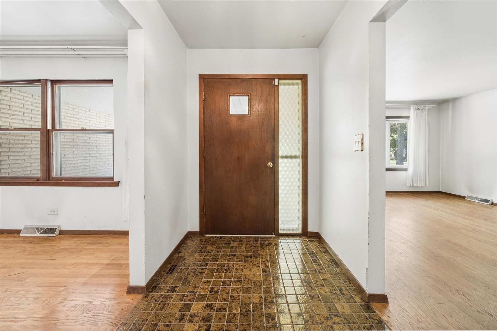 27W641 Holly Court, West Chicago, IL 60185