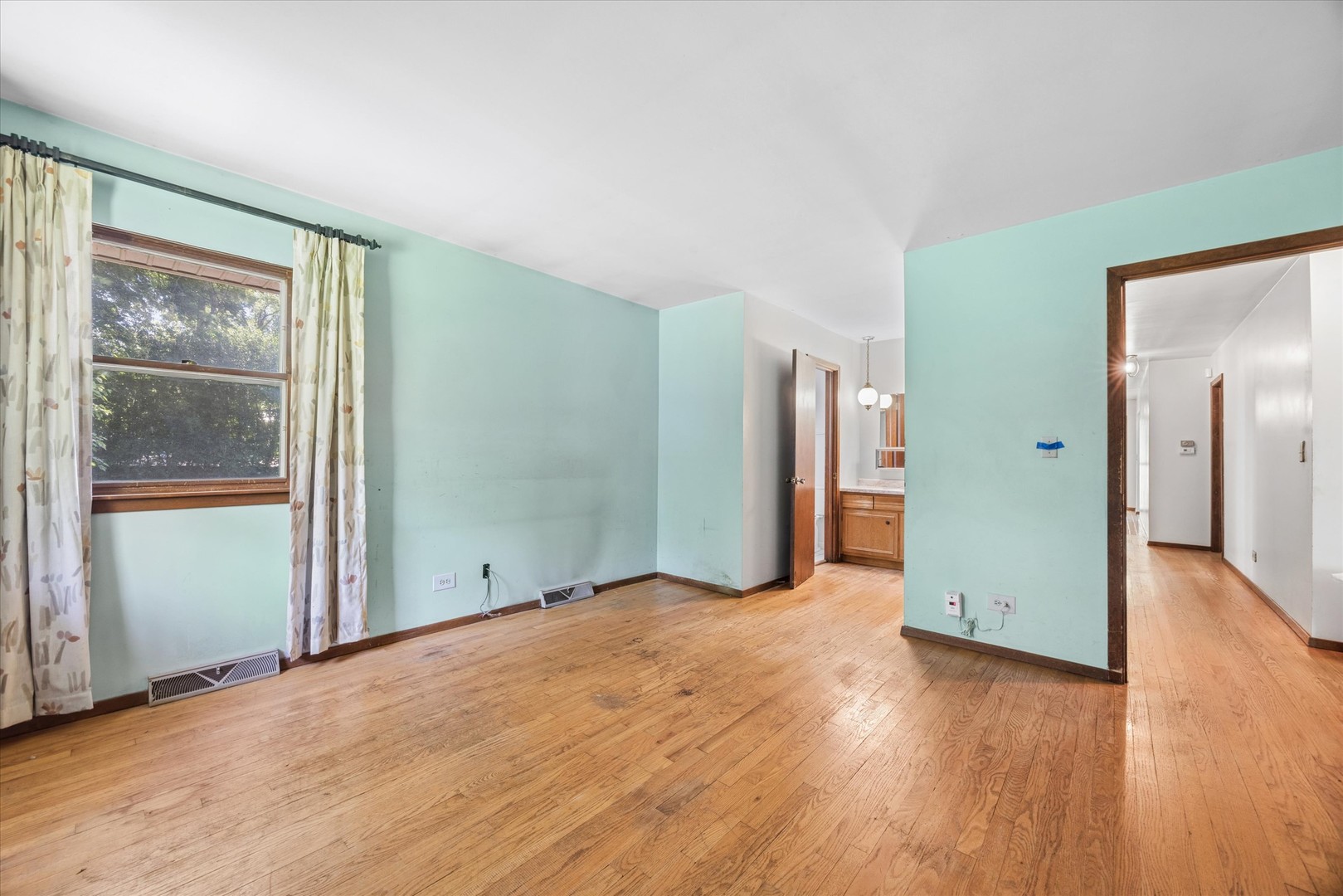 27W641 Holly Court, West Chicago, IL 60185