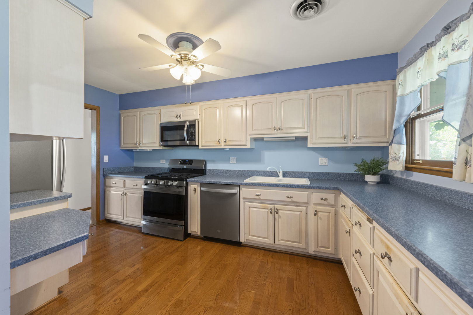 6118 Lyman Avenue, Downers Grove, IL 60516