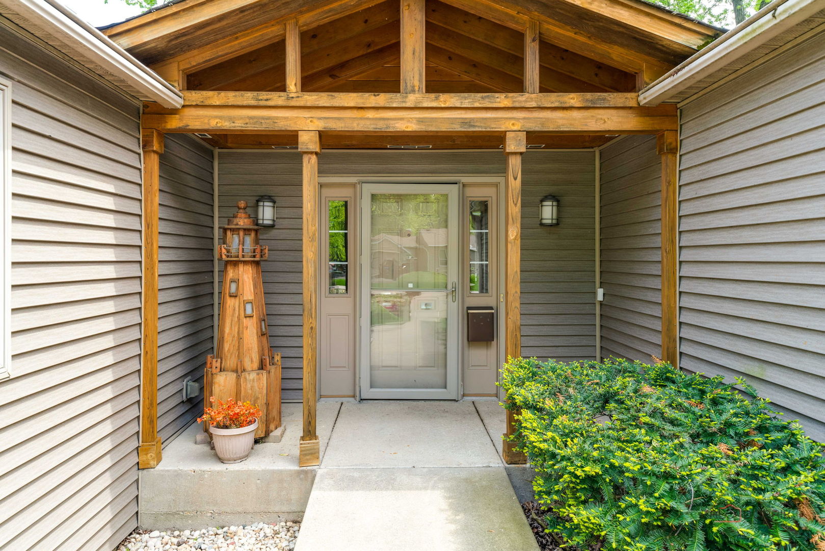 4226 N Riverdale Drive, McHenry, IL 60051