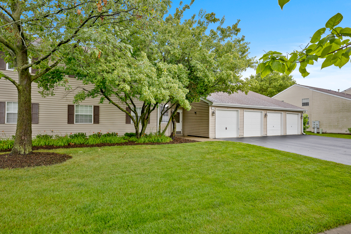 96 GANT Circle #H, Streamwood, IL 60107
