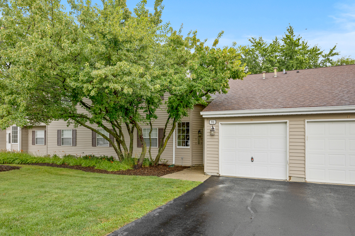 96 GANT Circle #H, Streamwood, IL 60107