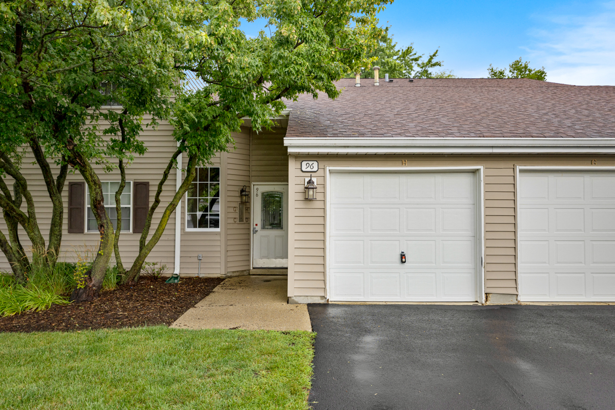 96 GANT Circle #H, Streamwood, IL 60107
