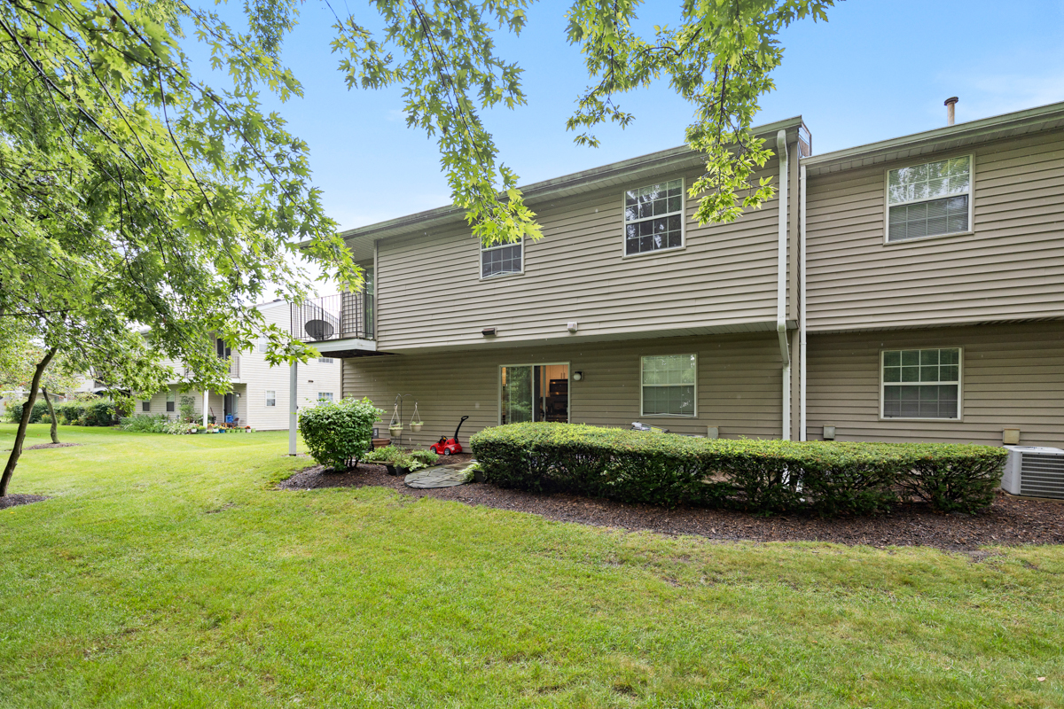96 GANT Circle #H, Streamwood, IL 60107