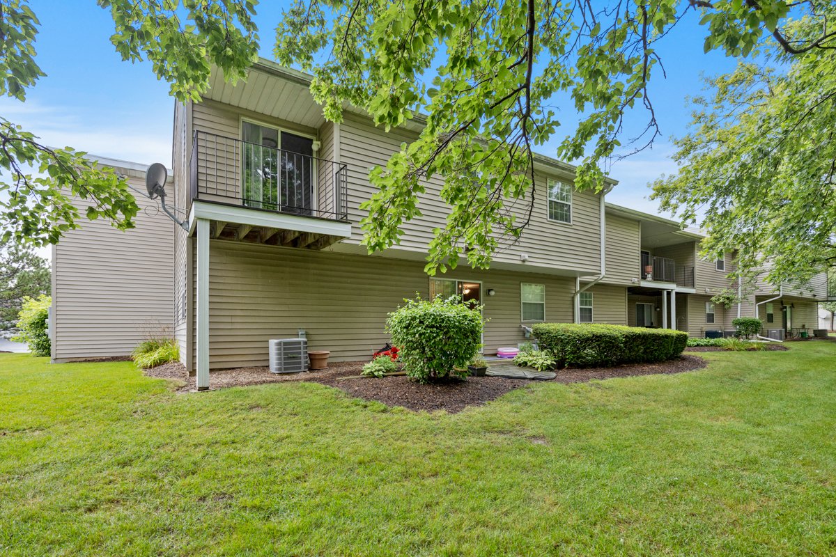 96 GANT Circle #H, Streamwood, IL 60107