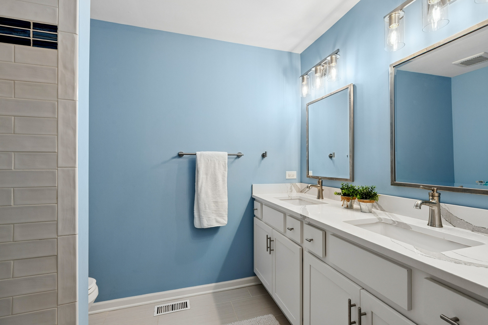 670 Williamsburg Avenue, Gurnee, IL 60031