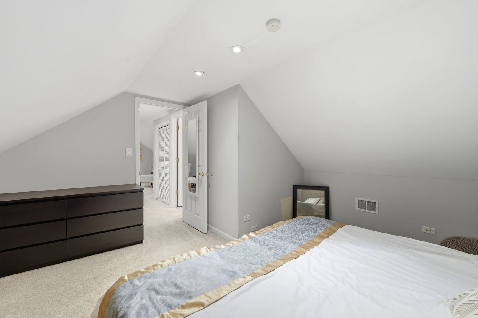 5135 W Melrose Street, Chicago, IL 60641