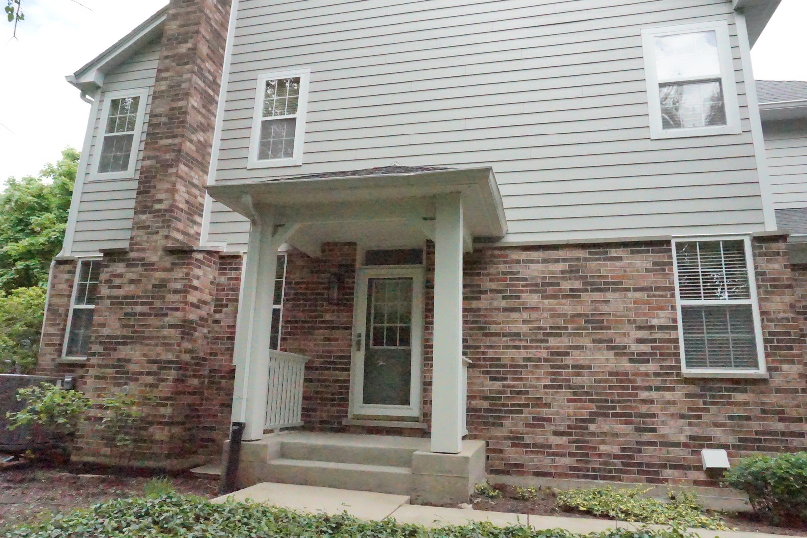 108 Woodview Court, Glen Ellyn, IL 60137