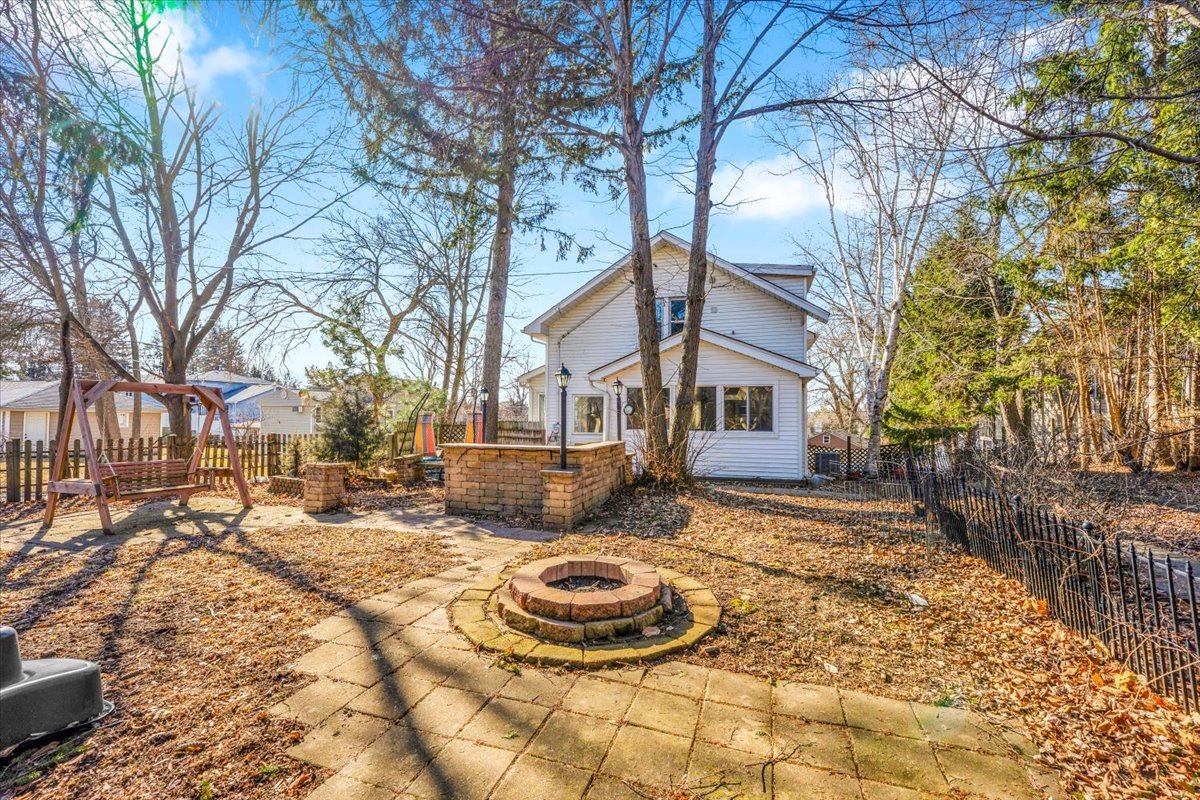 49 N Lake Avenue, Fox Lake, IL 60020