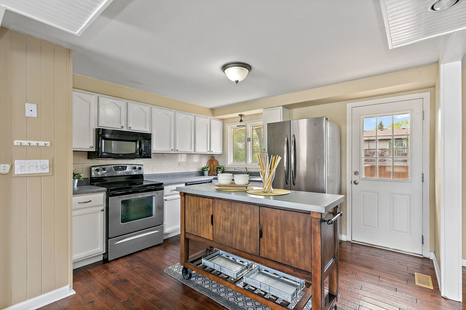 1097 Stratham Court, Schaumburg, IL 60193