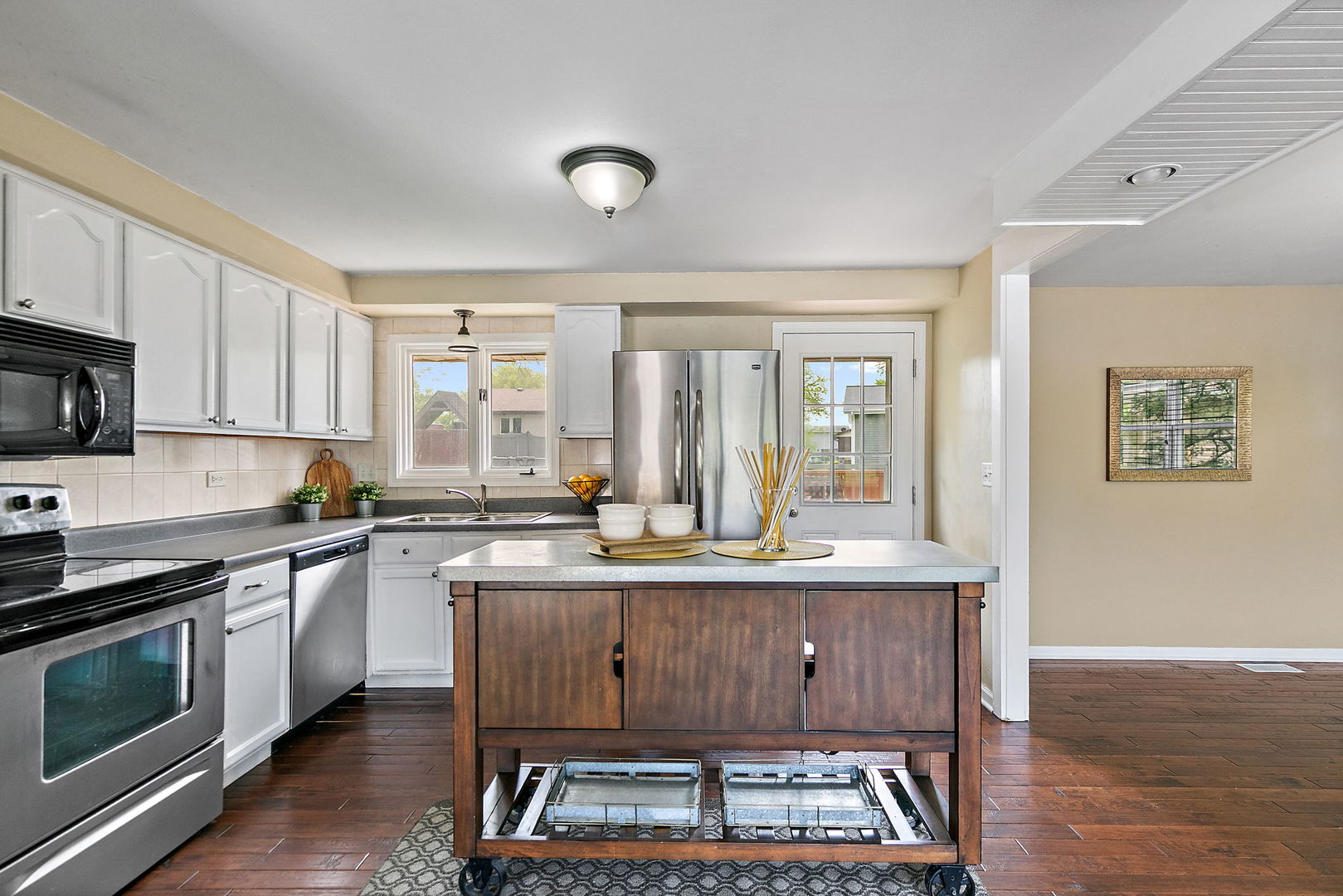 1097 Stratham Court, Schaumburg, IL 60193