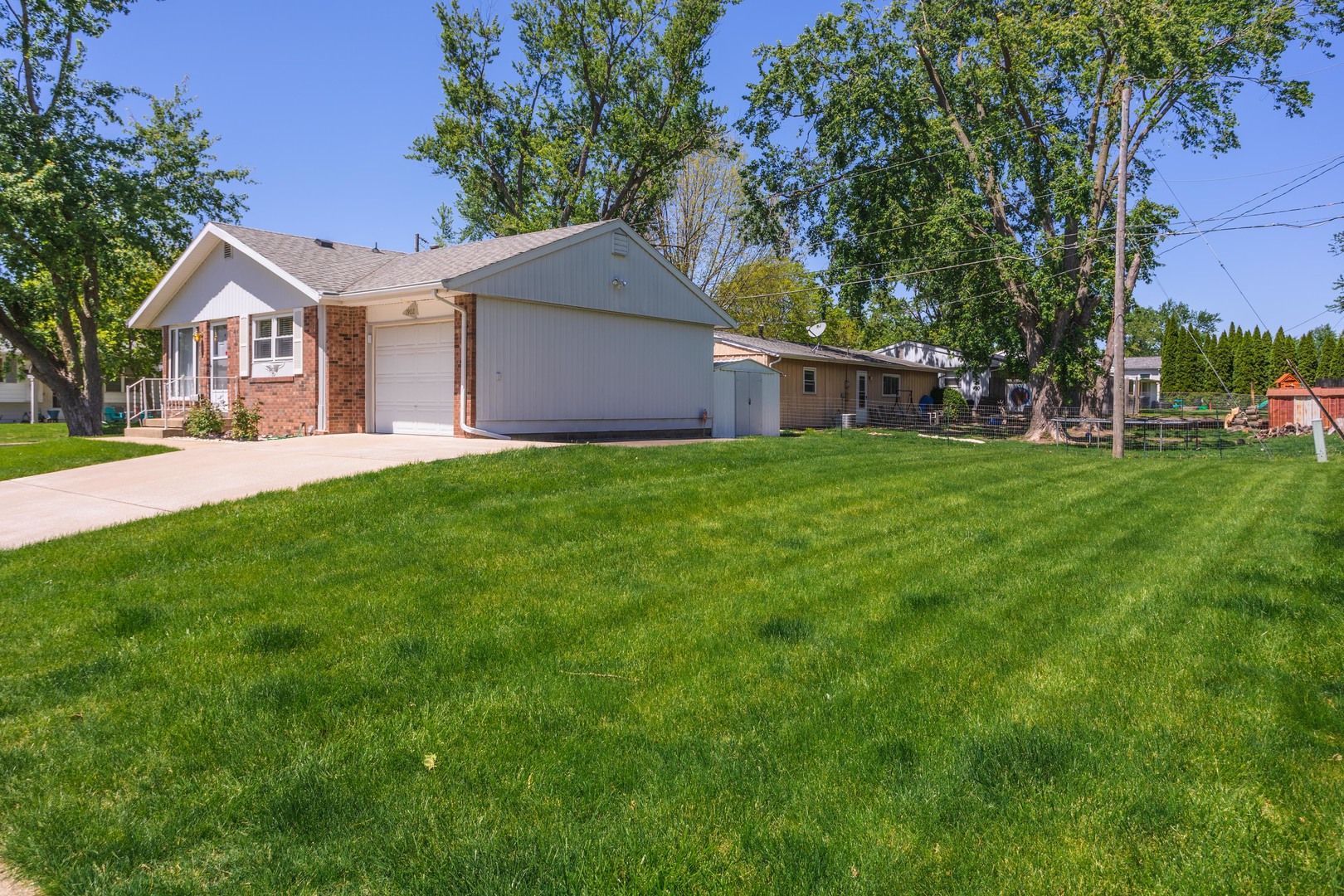 1902 Arrowhead Drive, Bloomington, IL 61704