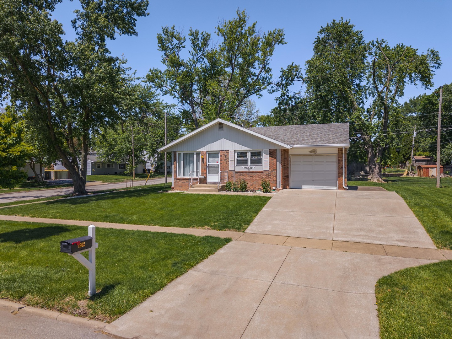 1902 Arrowhead Drive, Bloomington, IL 61704
