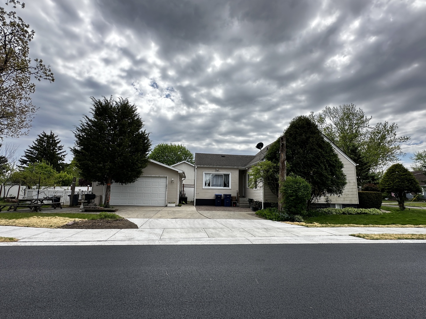 633 S Elmwood Avenue, Waukegan, IL 60085