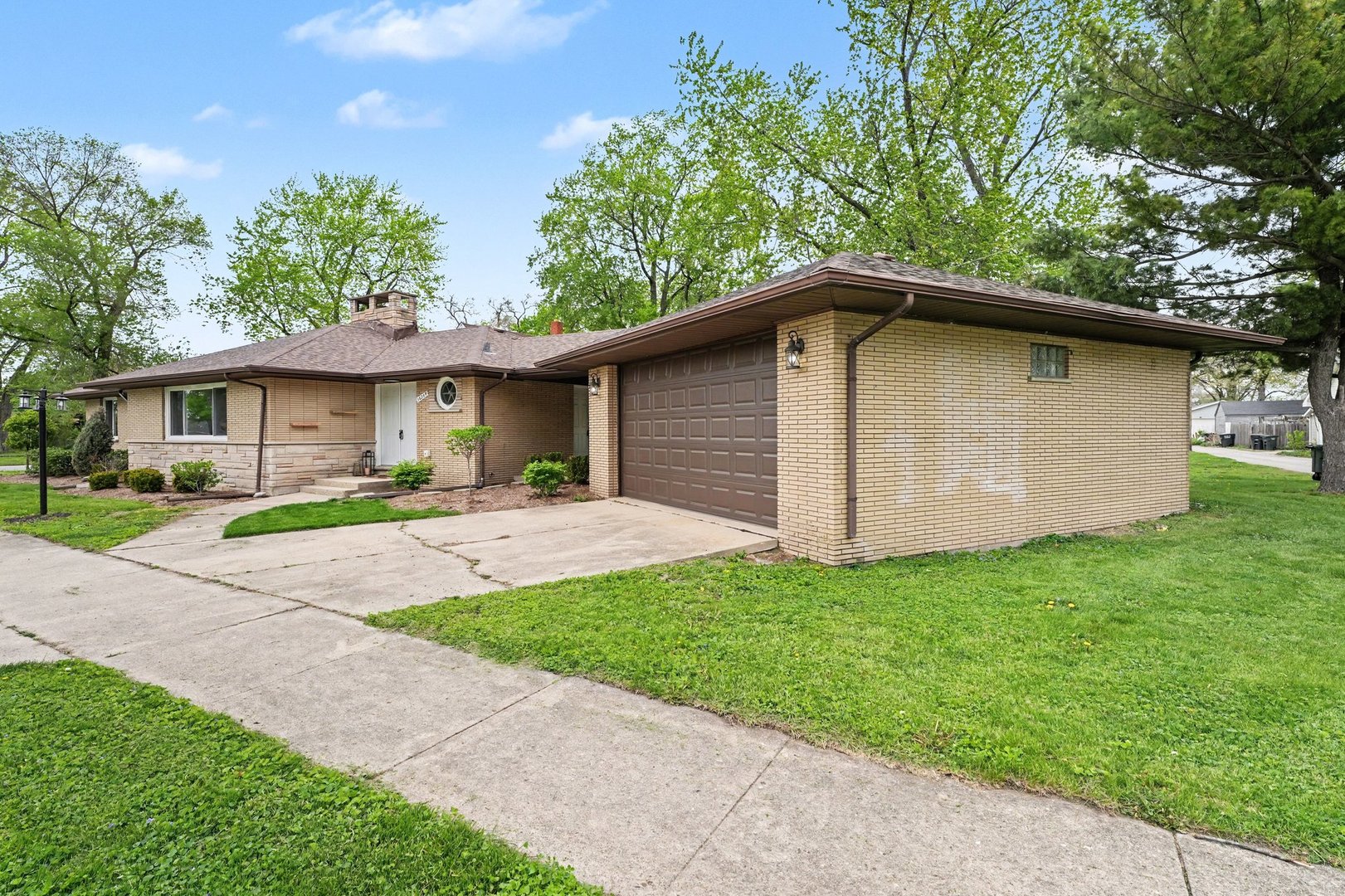 18289 Burnham Avenue, Lansing, IL 60438
