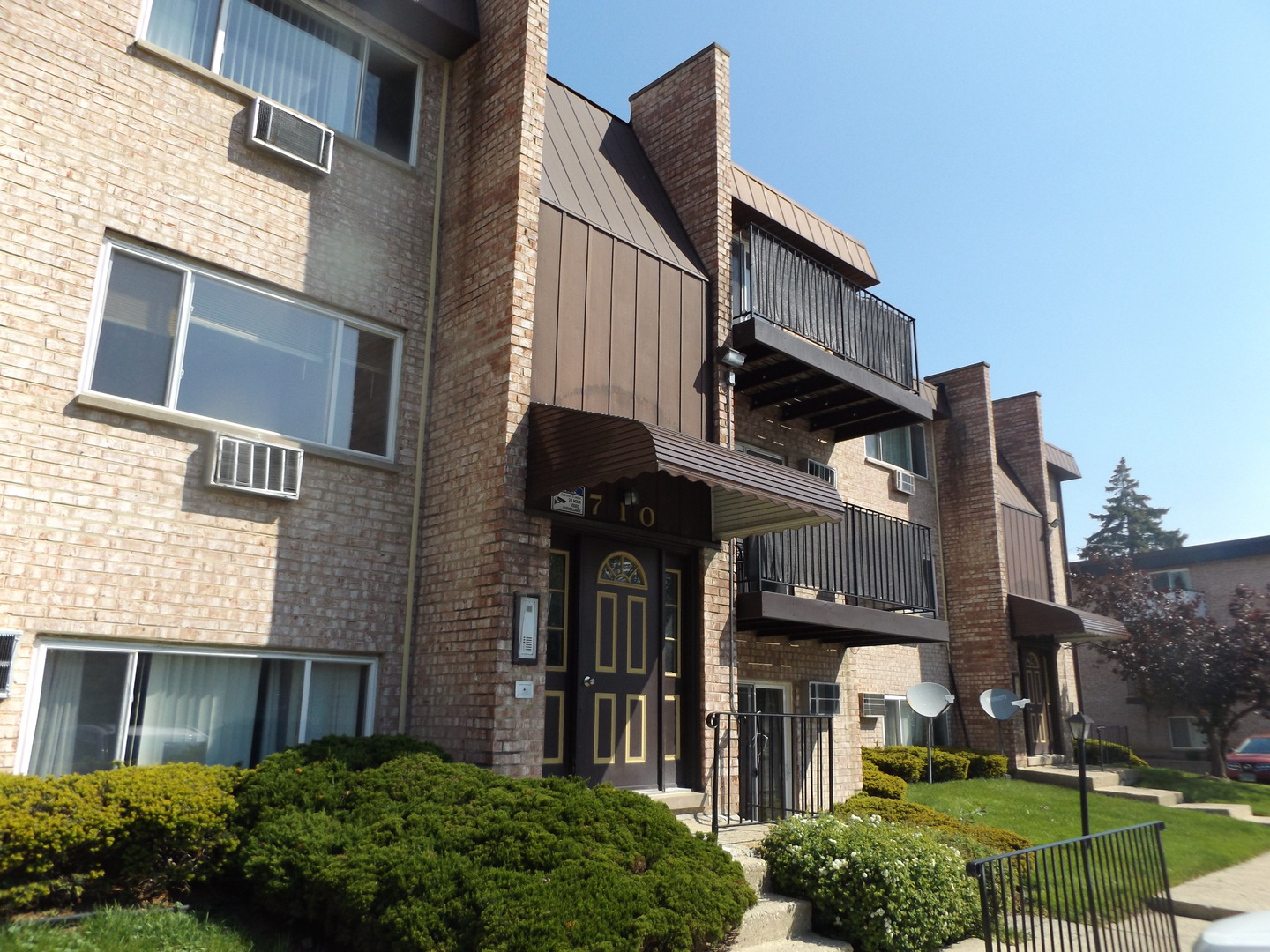 710 W Huntington Commons Road #1A, Mount Prospect, IL 60056