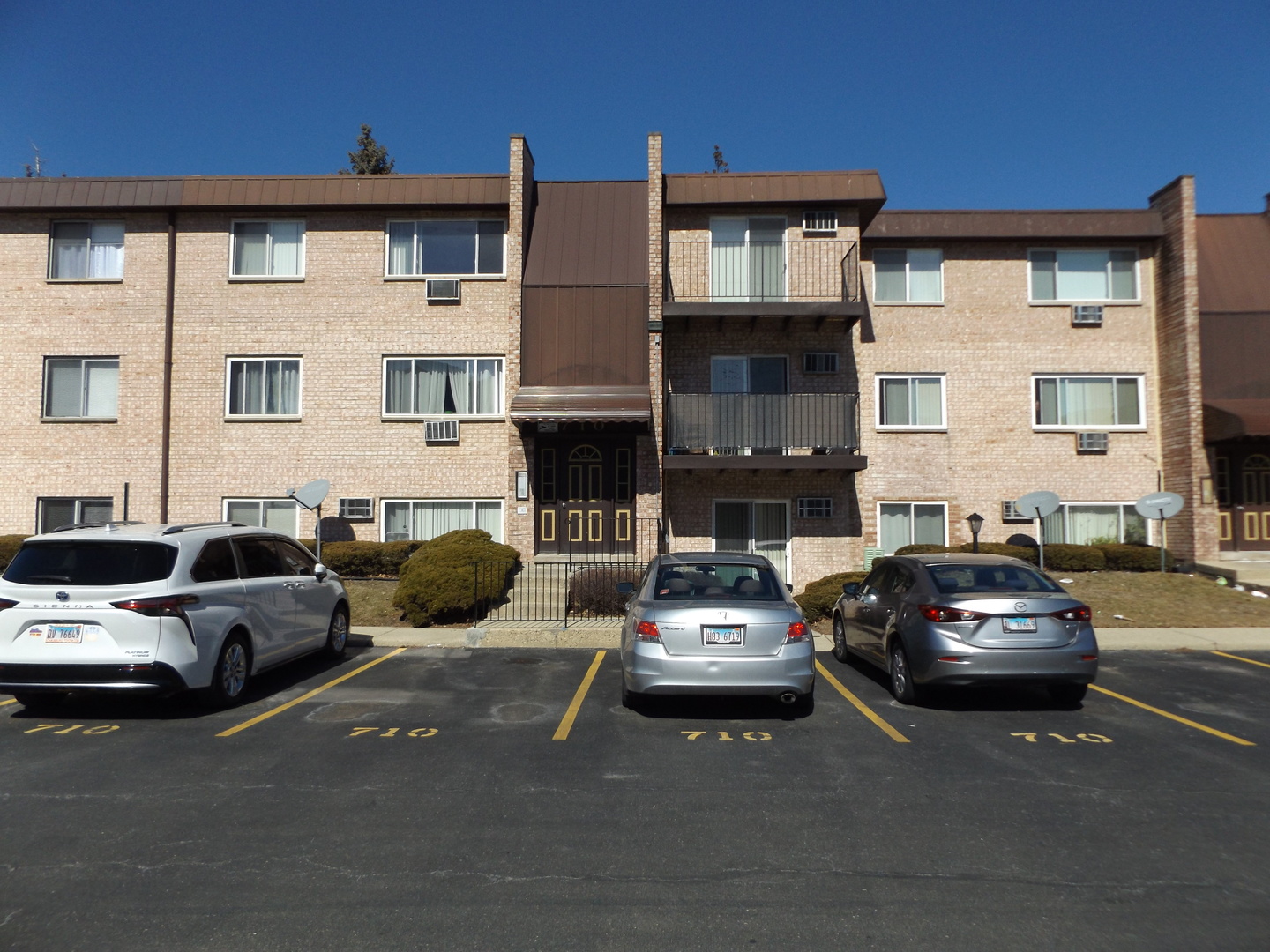 710 W Huntington Commons Road #1A, Mount Prospect, IL 60056