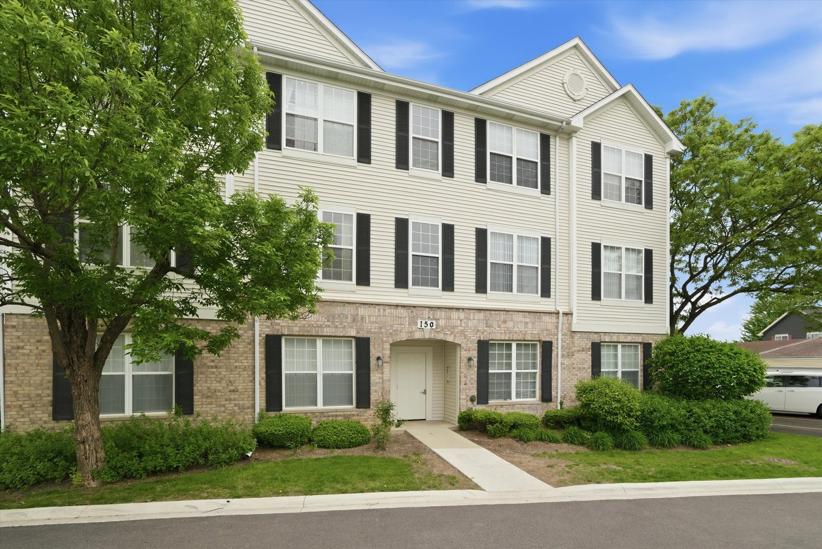 150 S Waters Edge Drive #F, Glendale Heights, IL 60139