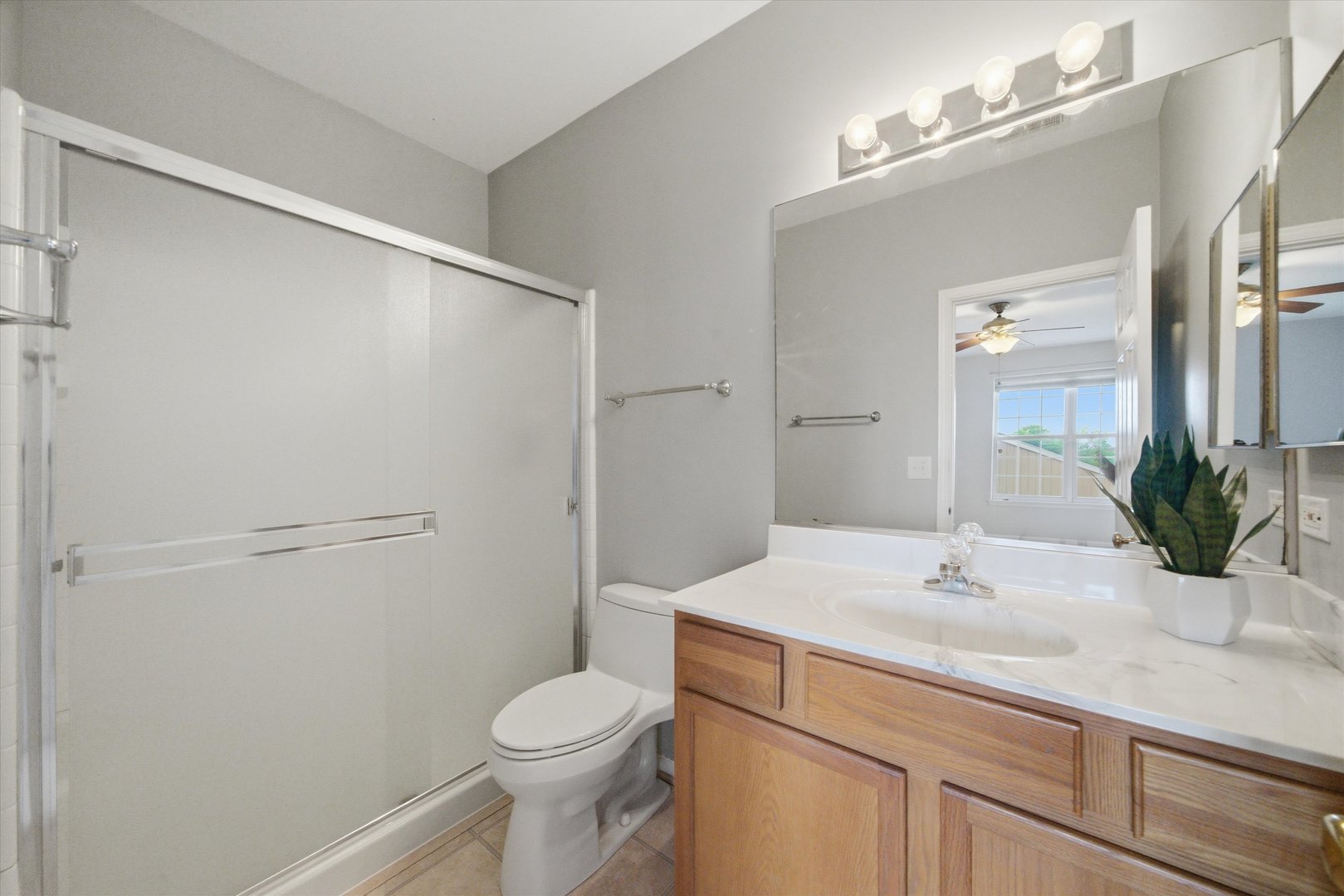 150 S Waters Edge Drive #F, Glendale Heights, IL 60139