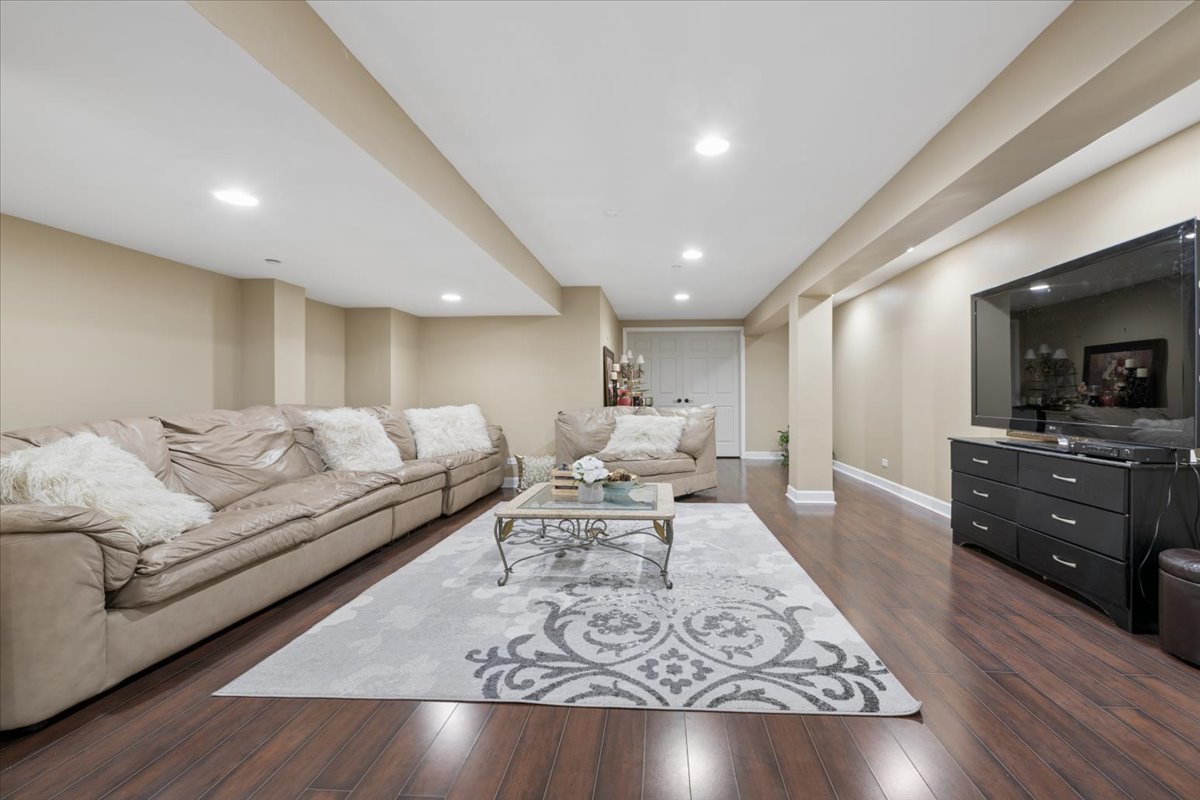 5423 SWAN Circle, Hoffman Estates, IL 60192