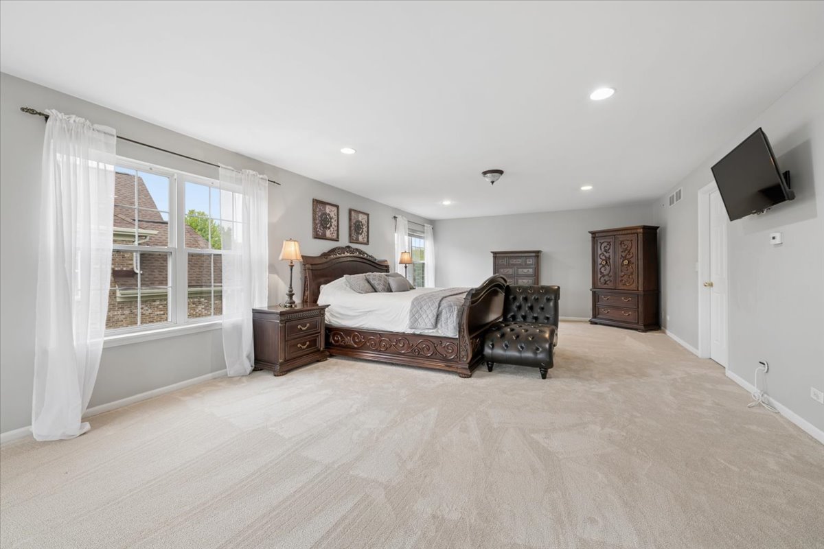 5423 SWAN Circle, Hoffman Estates, IL 60192