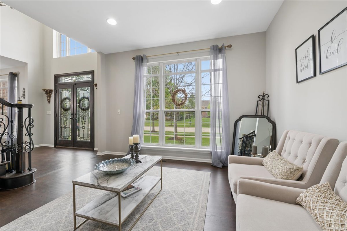 5423 SWAN Circle, Hoffman Estates, IL 60192