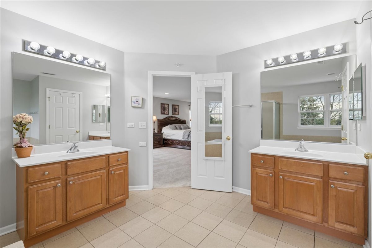 5423 SWAN Circle, Hoffman Estates, IL 60192