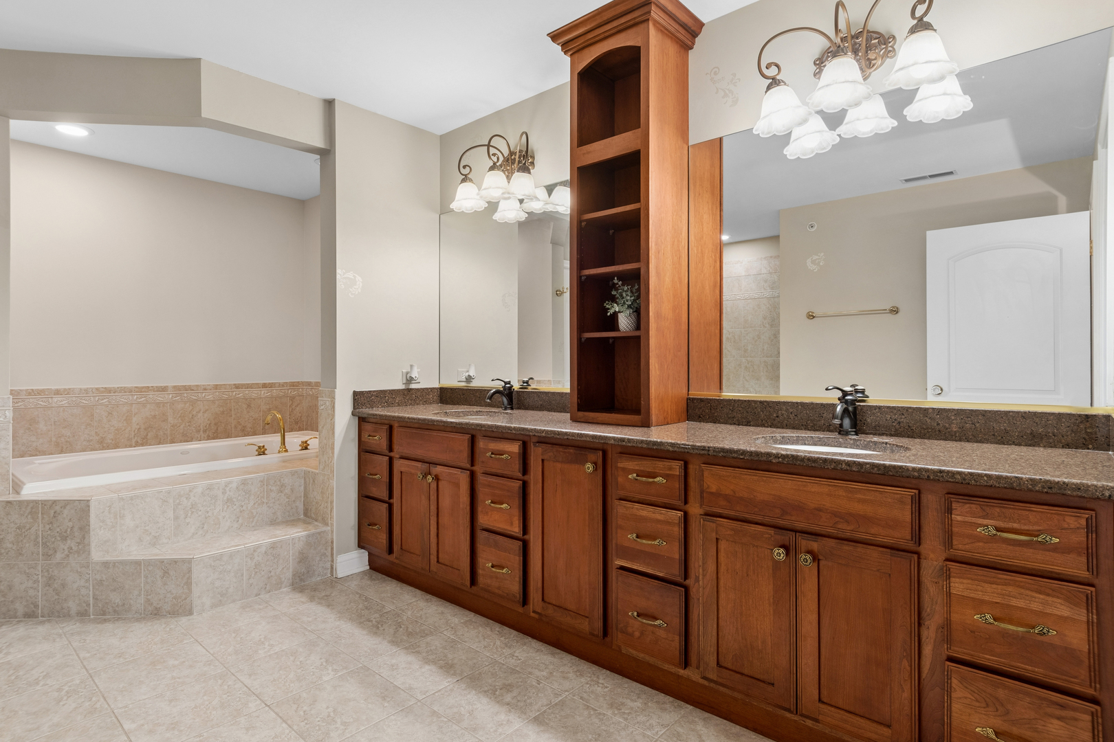 4147 Royal Mews Circle #204, Naperville, IL 60564