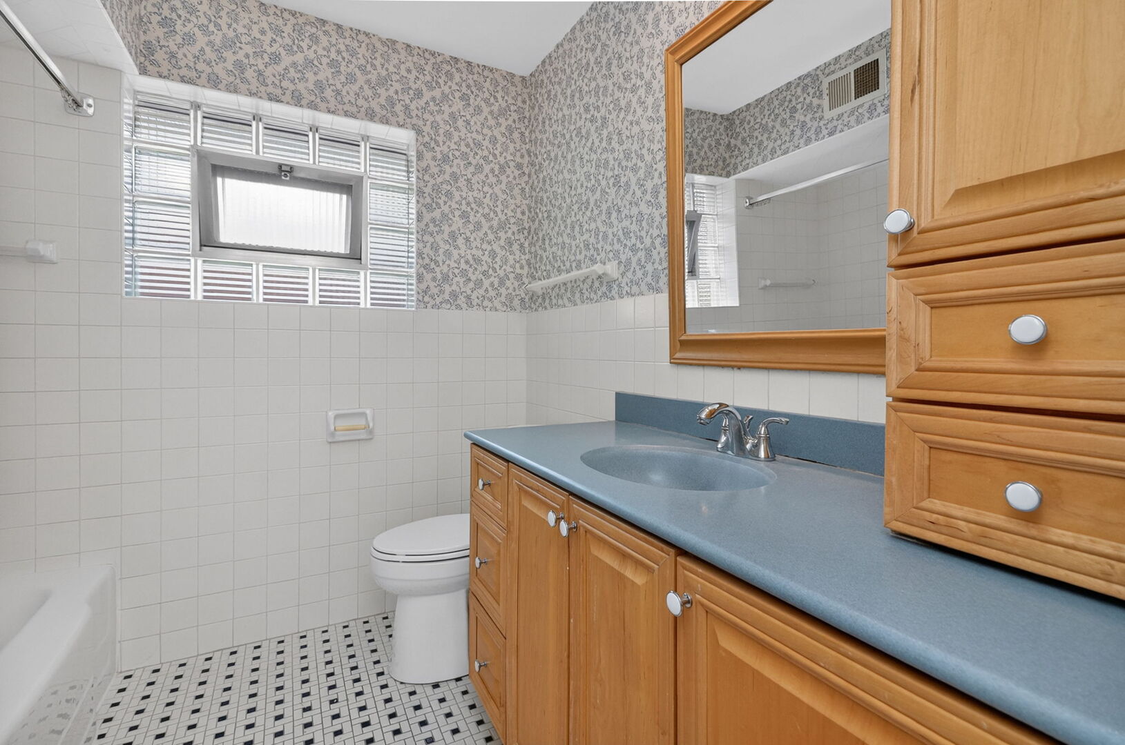 924 S Hillcrest Avenue, Elmhurst, IL 60126