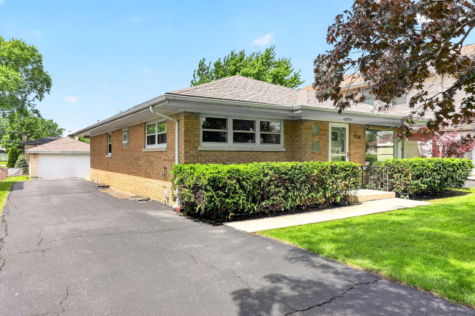 924 S Hillcrest Avenue, Elmhurst, IL 60126
