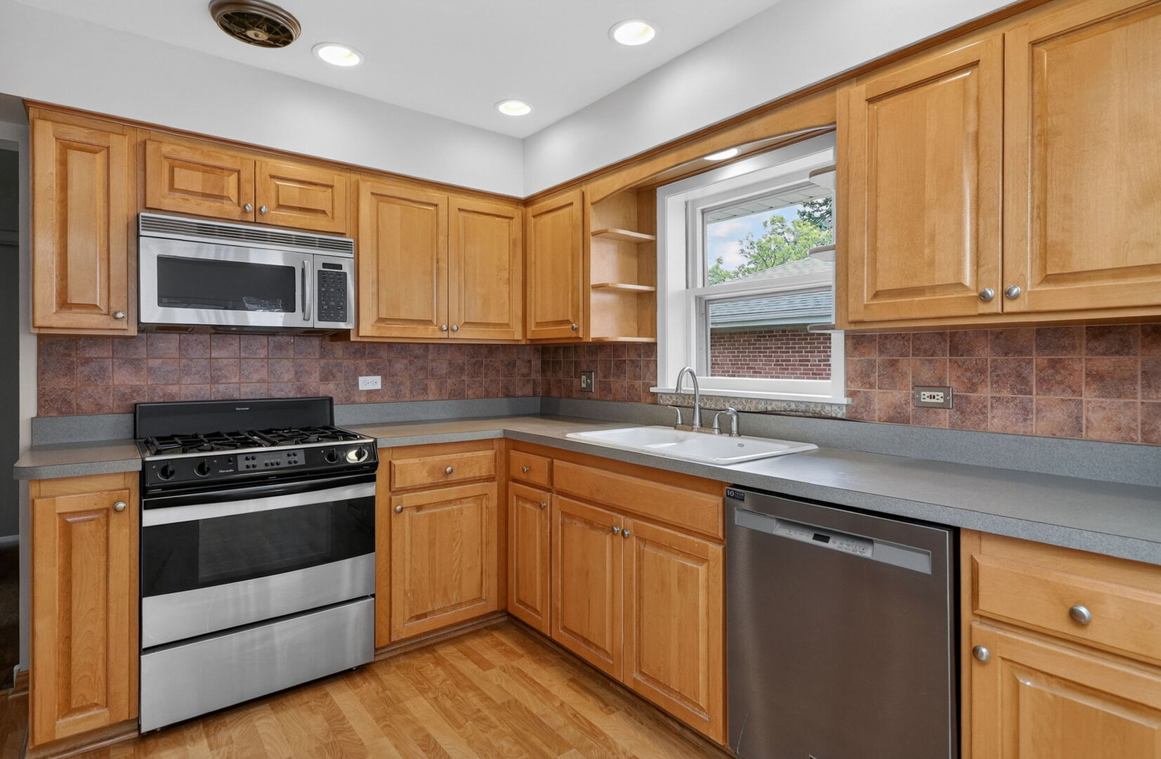 924 S Hillcrest Avenue, Elmhurst, IL 60126