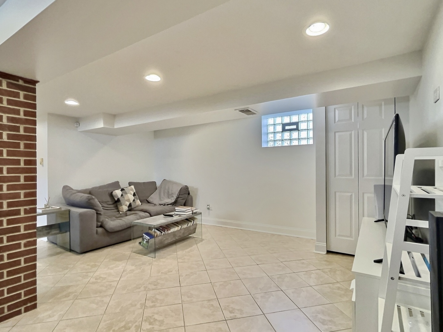 4908 N Nagle Avenue, Chicago, IL 60630