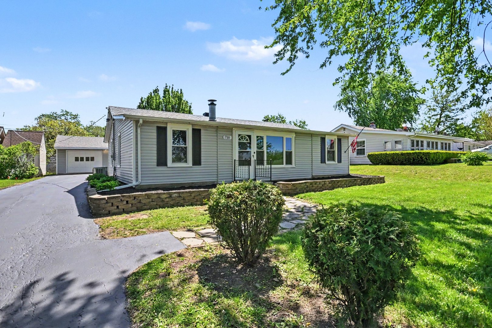 710 S Loucks Street, Aurora, IL 60505