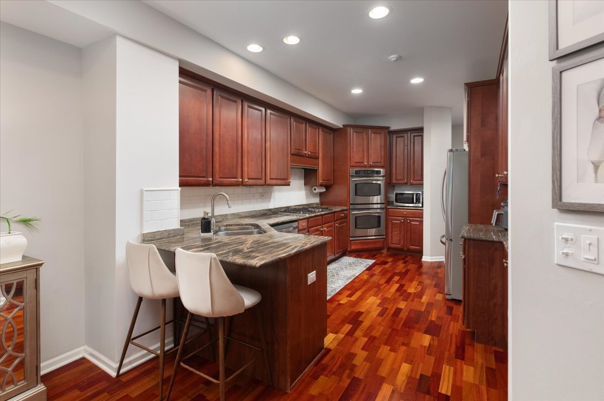 908 WINNERS CUP Court, Naperville, IL 60564