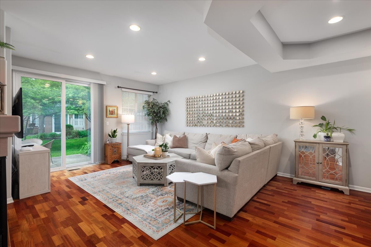908 WINNERS CUP Court, Naperville, IL 60564