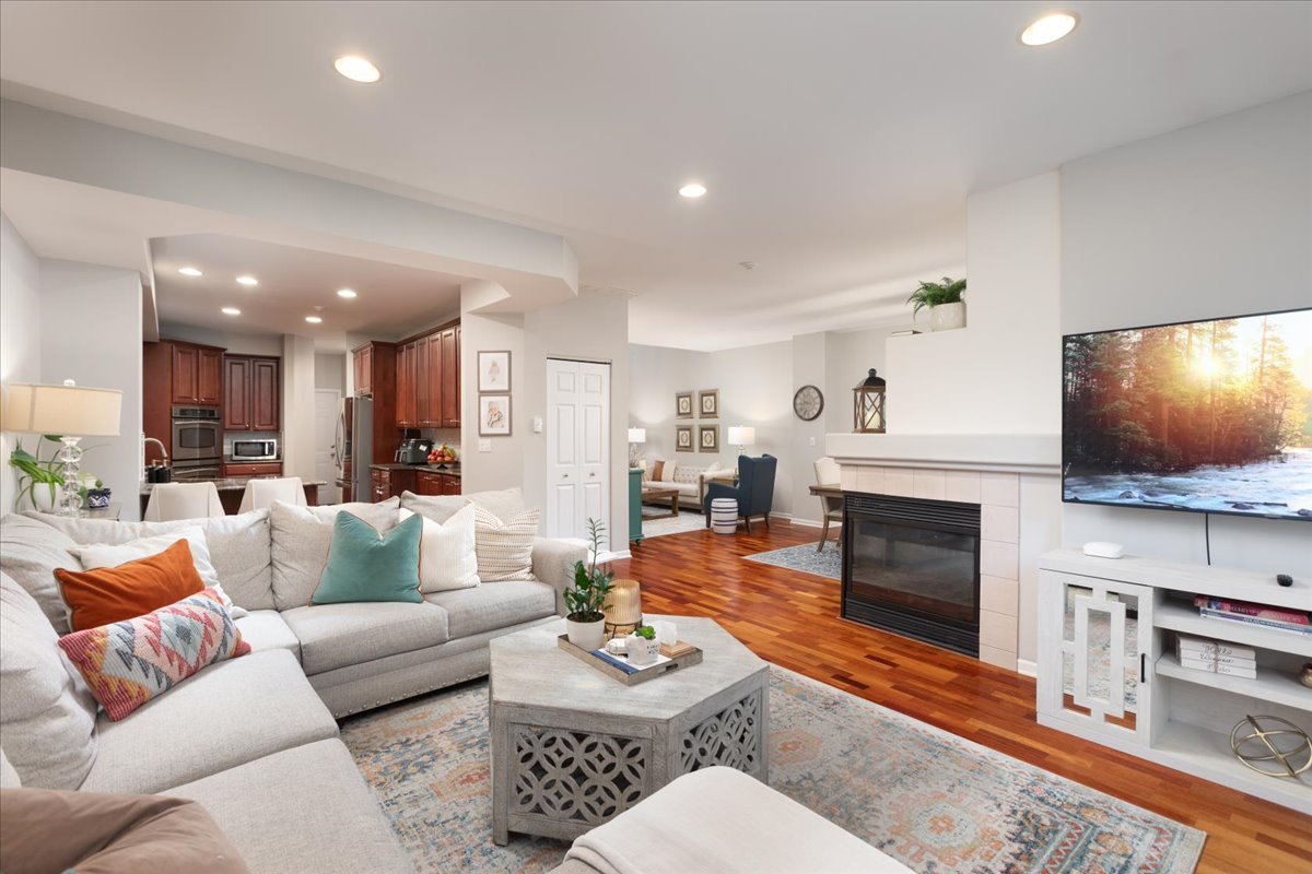 908 WINNERS CUP Court, Naperville, IL 60564