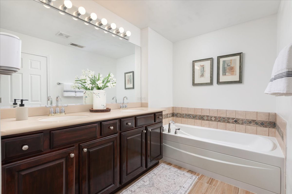 908 WINNERS CUP Court, Naperville, IL 60564