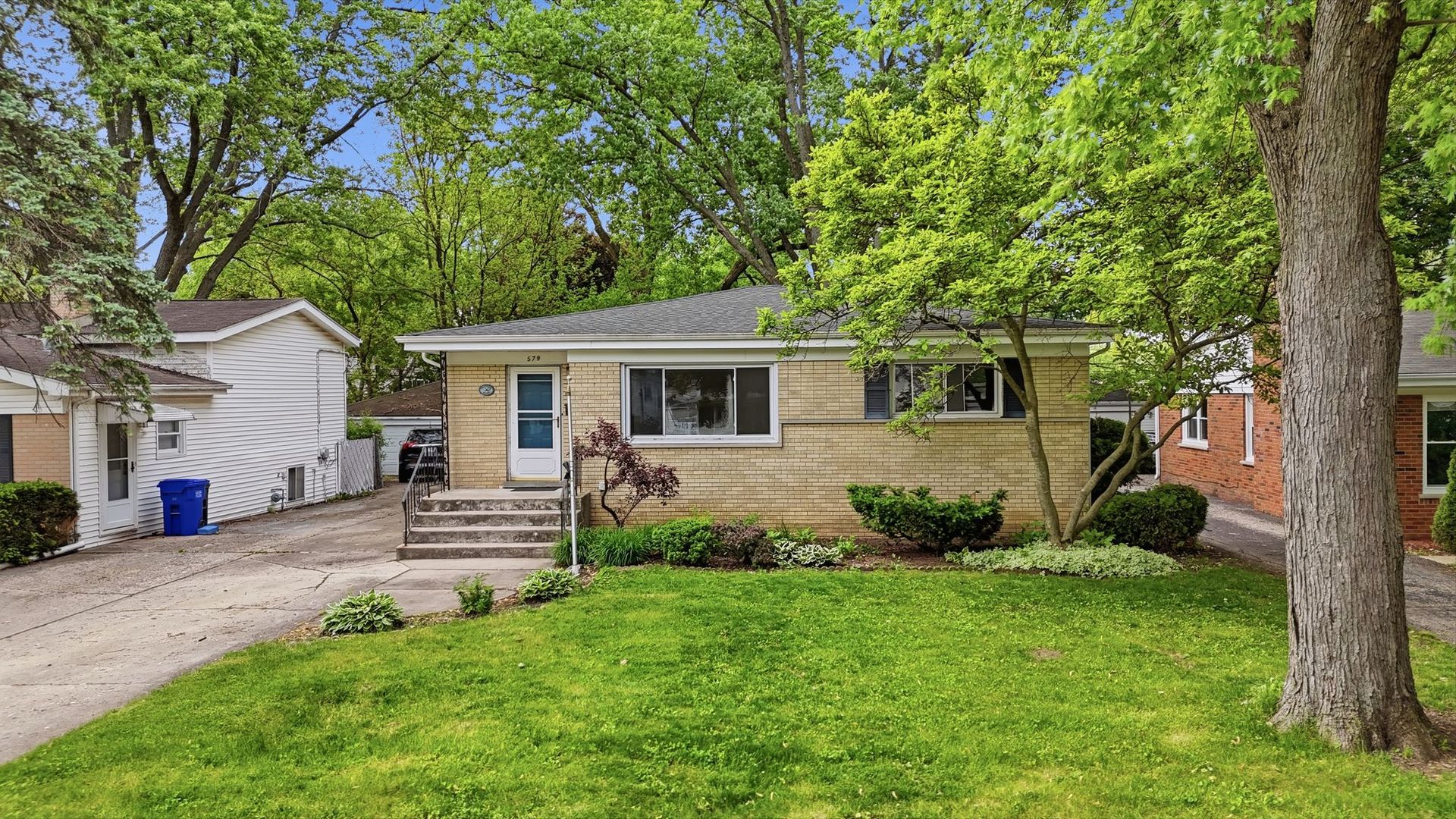 579 Dawes Avenue, Glen Ellyn, IL 60137