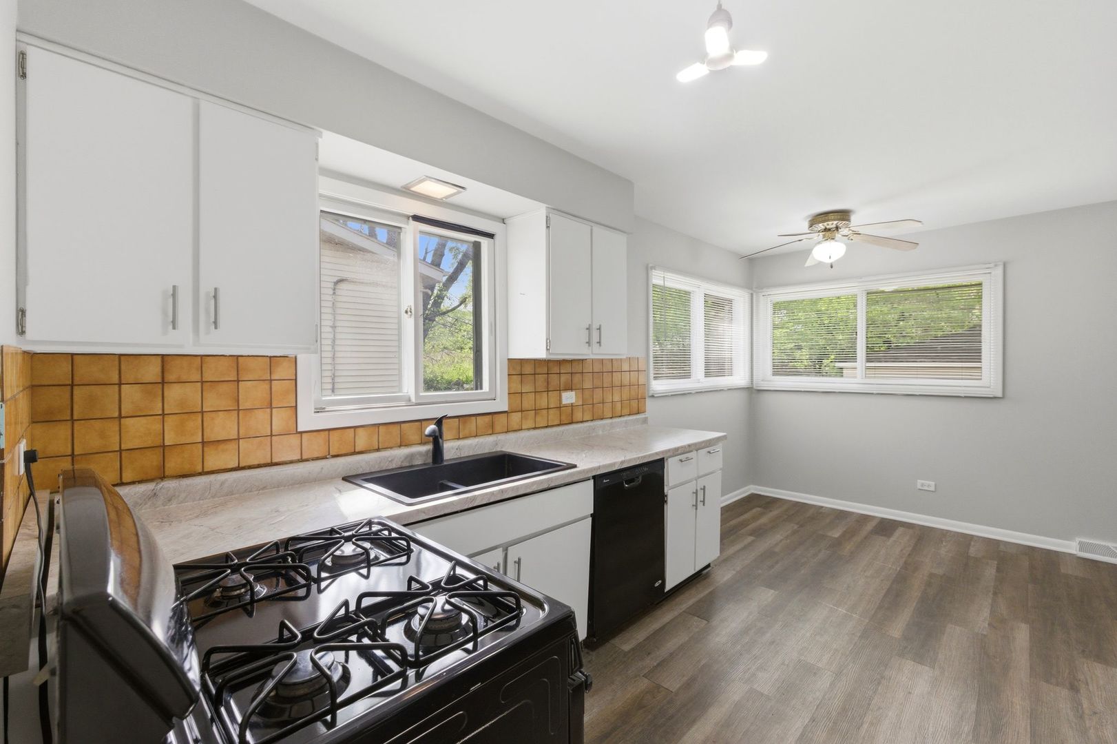 579 Dawes Avenue, Glen Ellyn, IL 60137