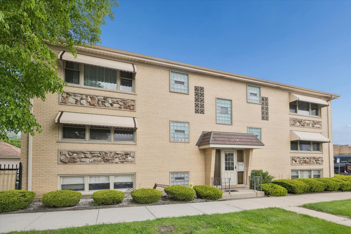 7356 W Addison Street, Chicago, IL 60634