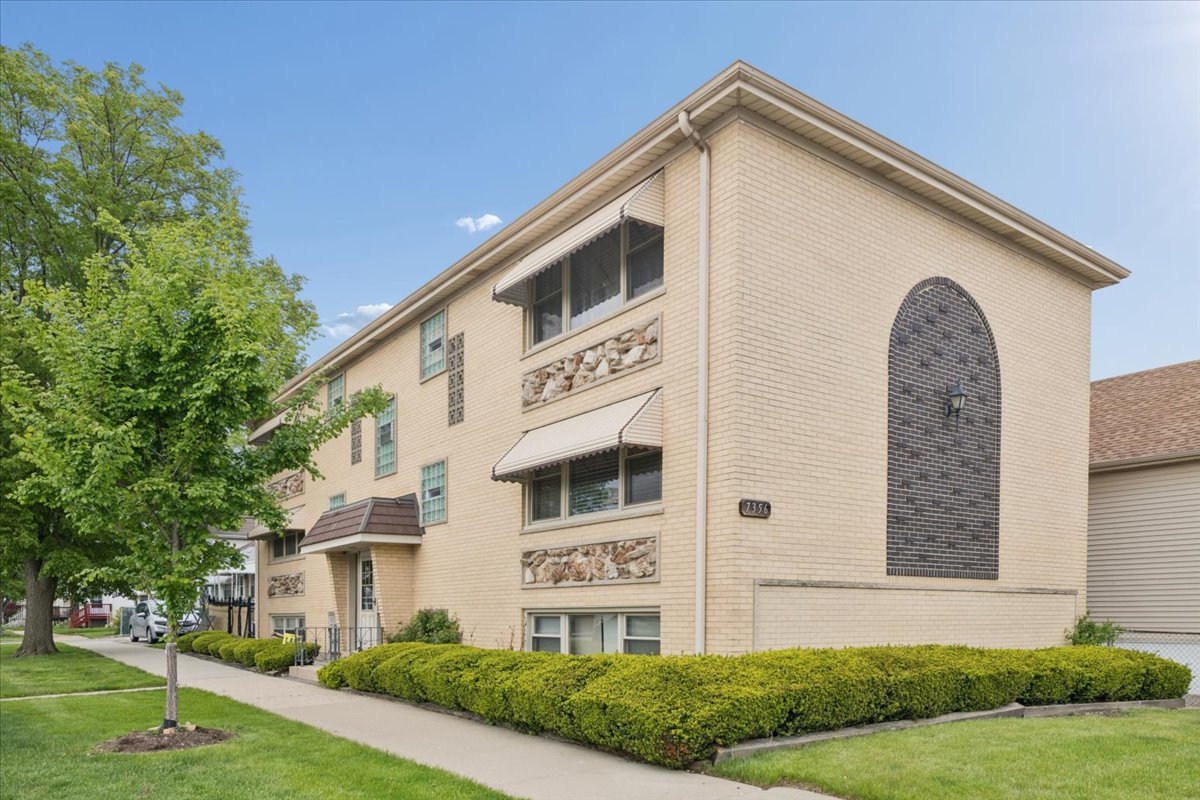 7356 W Addison Street, Chicago, IL 60634