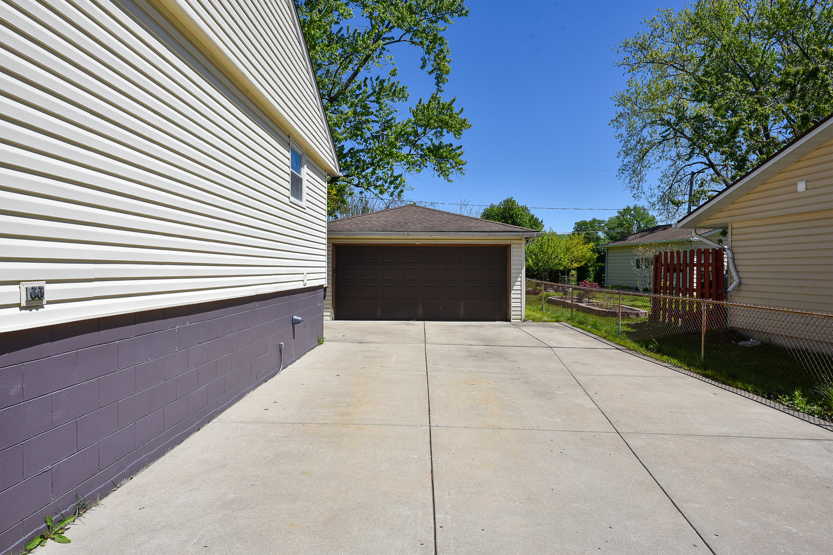 913 Vine Street, Streamwood, IL 60107