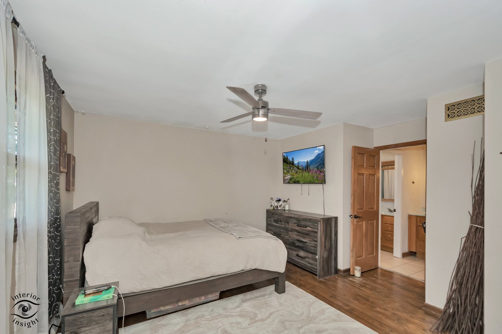 825 Walnut Drive, Darien, IL 60561