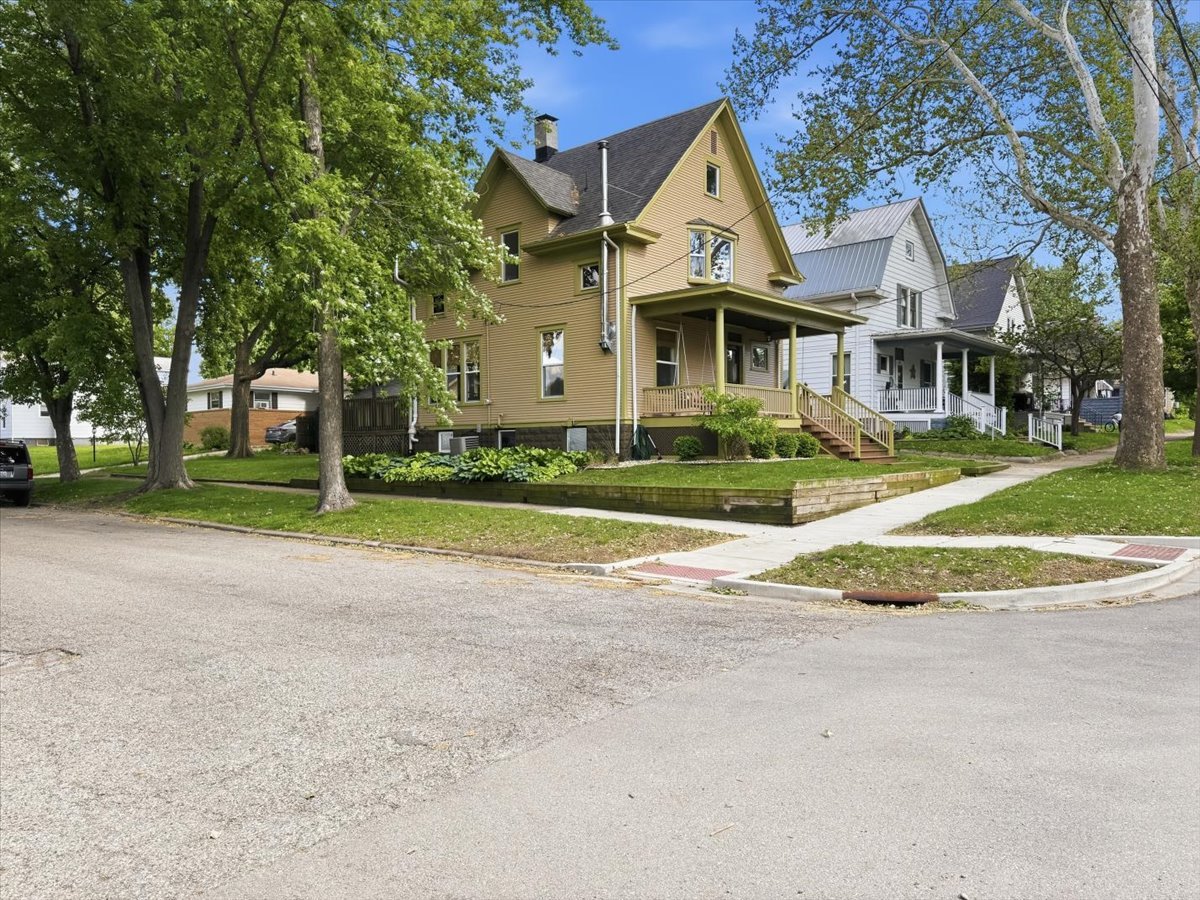 1511 N Lee Street, Bloomington, IL 61701
