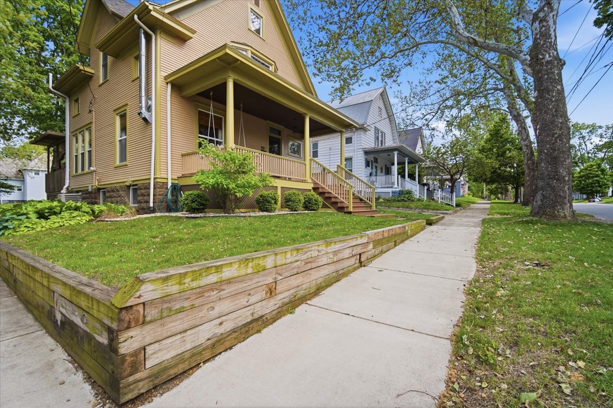 1511 N Lee Street, Bloomington, IL 61701