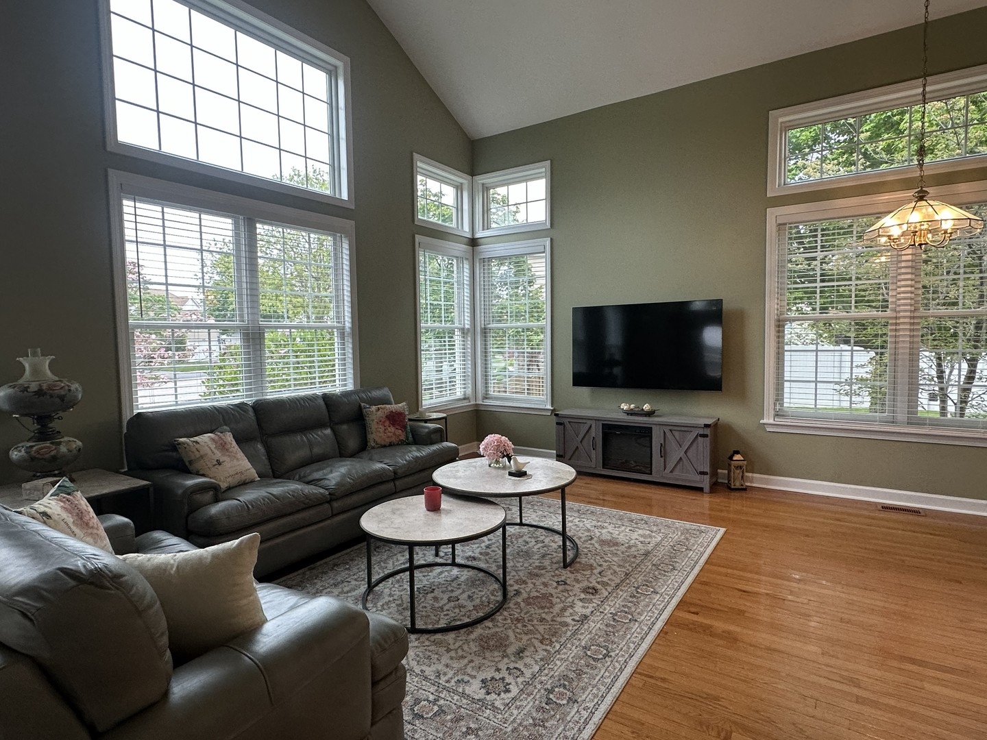 1575 Woodbury Circle, Gurnee, IL 60031