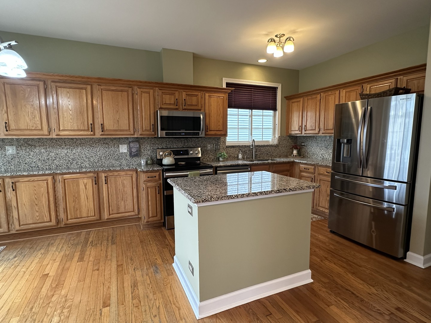 1575 Woodbury Circle, Gurnee, IL 60031